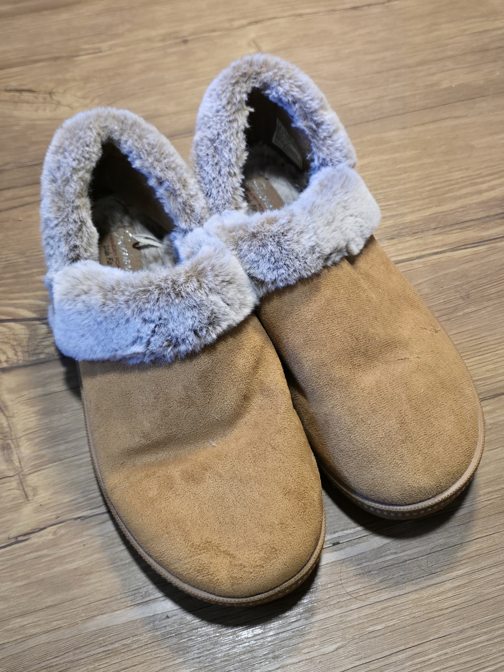 Skechers Tan Faux-Suede Slip-On Slippers Faux-fur, Memory Foam, 9 Wide Fall Shoe